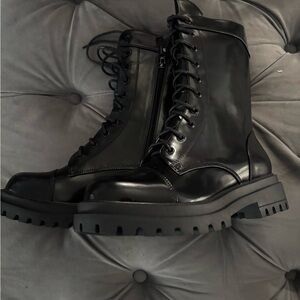 Women’s black boots size 9.5